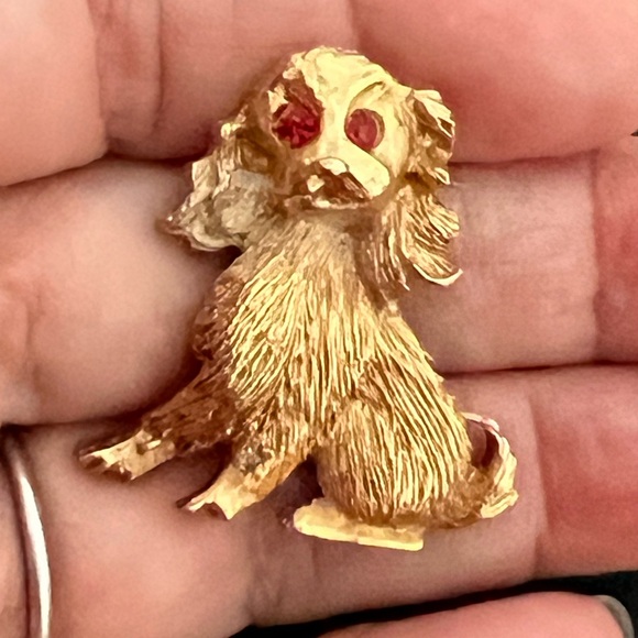 Gold tone Dog brooch with red rhinestones eyes - Picture 1 of 8